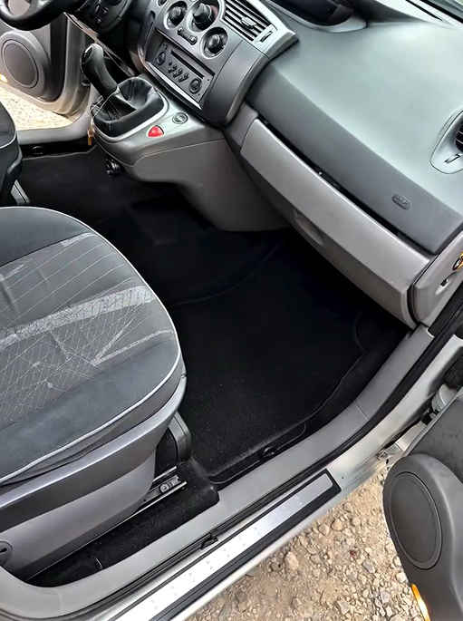 Unutrašnjost automobila posle dubinskog pranja — Lexora Clean