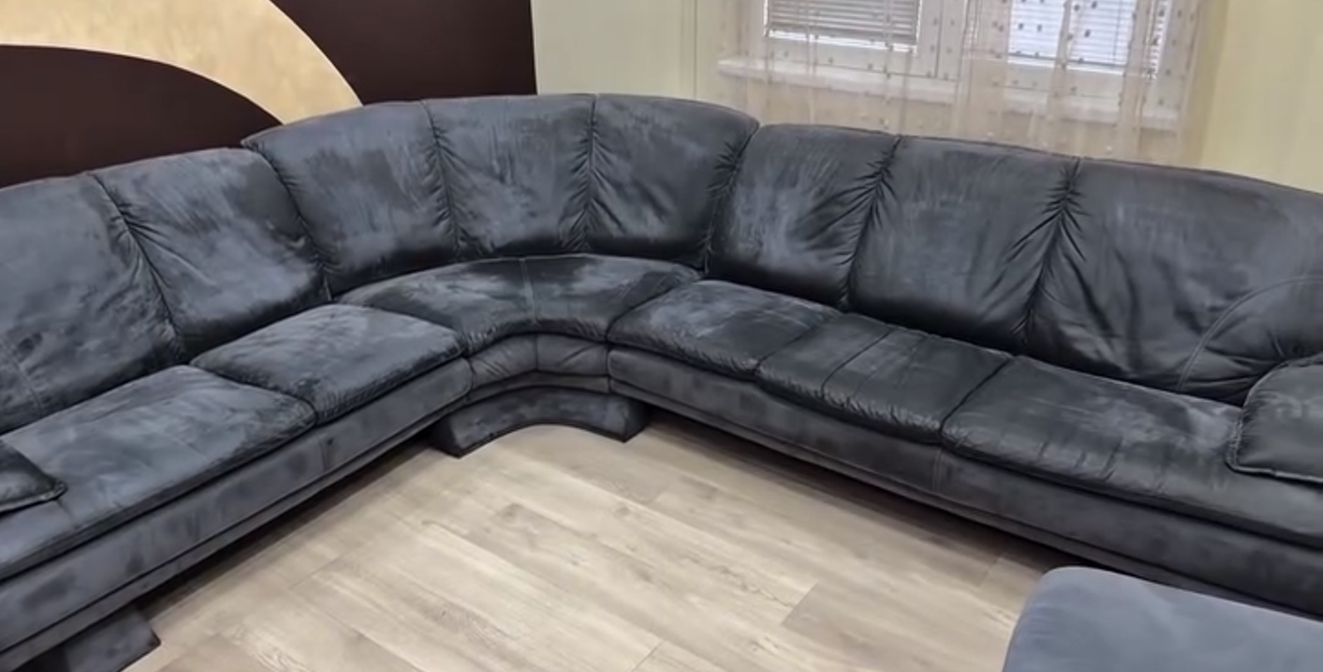 Zaprljani trosed pre dubinskog čišćenja