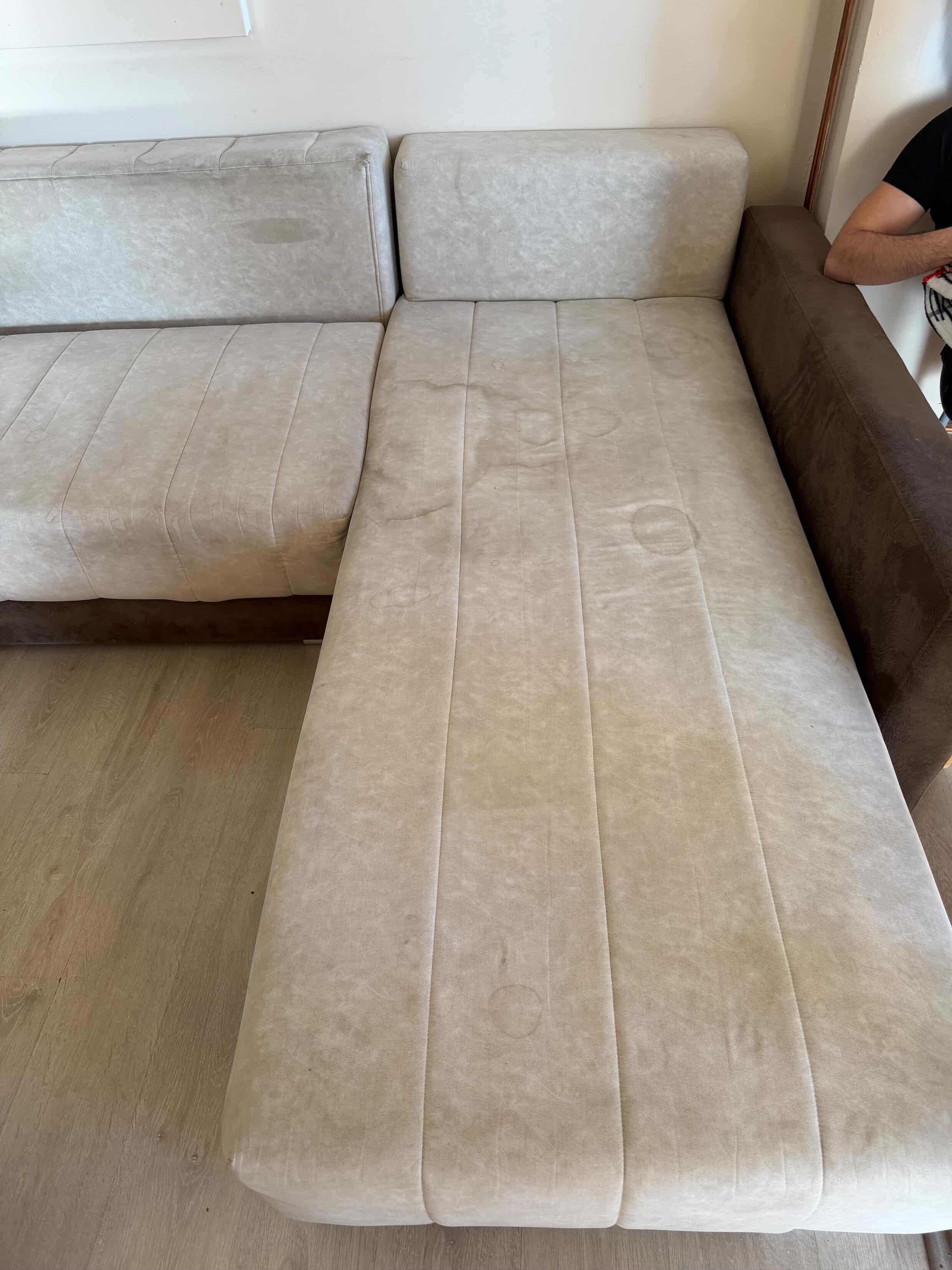 Zaprljani tepih pre profesionalnog pranja