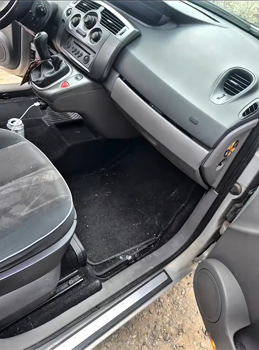 Zaprljan enterijer auta pre profesionalnog čišćenja